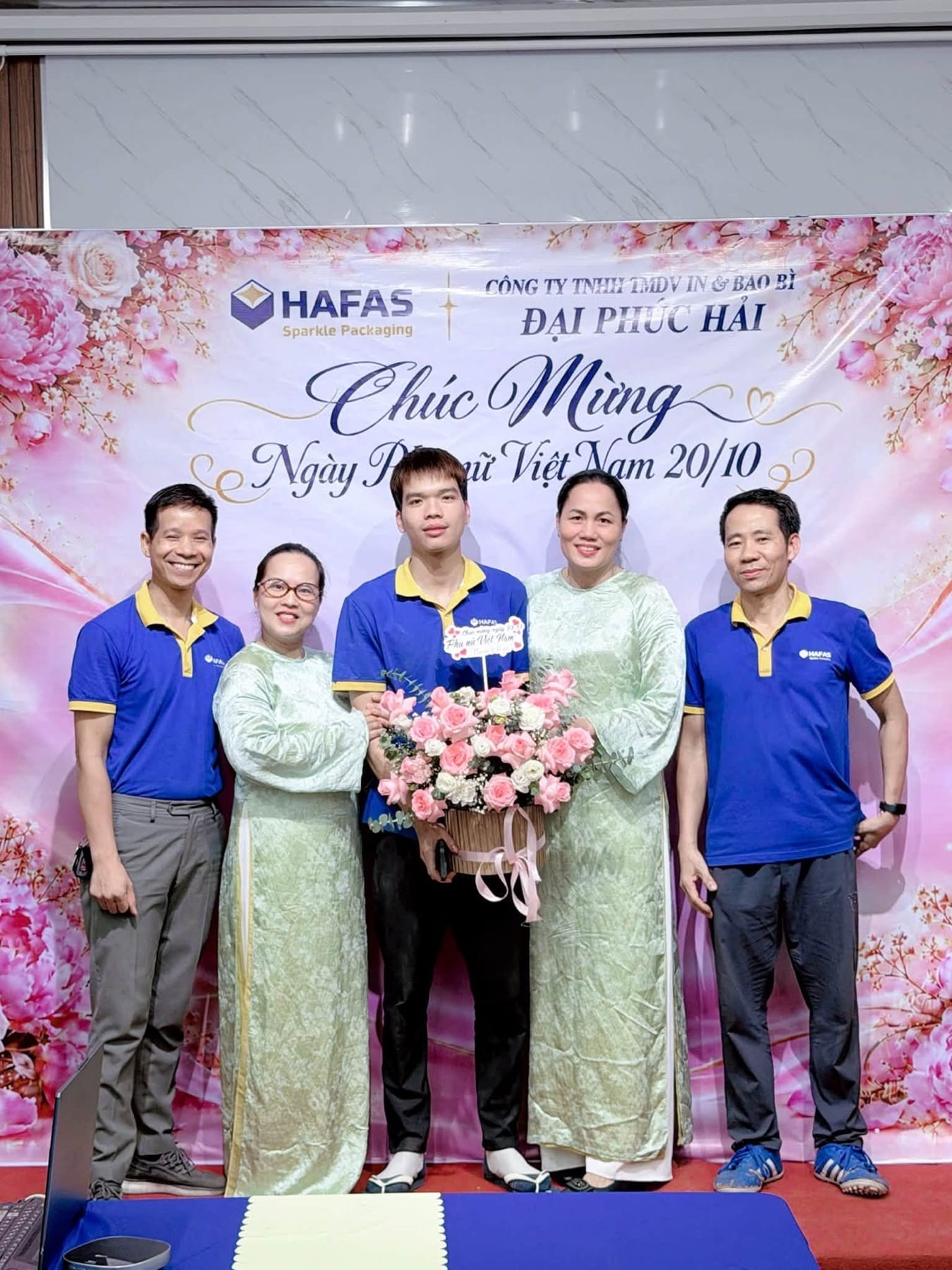 Trao tặng hoa chúc mừng chị em HAFAS